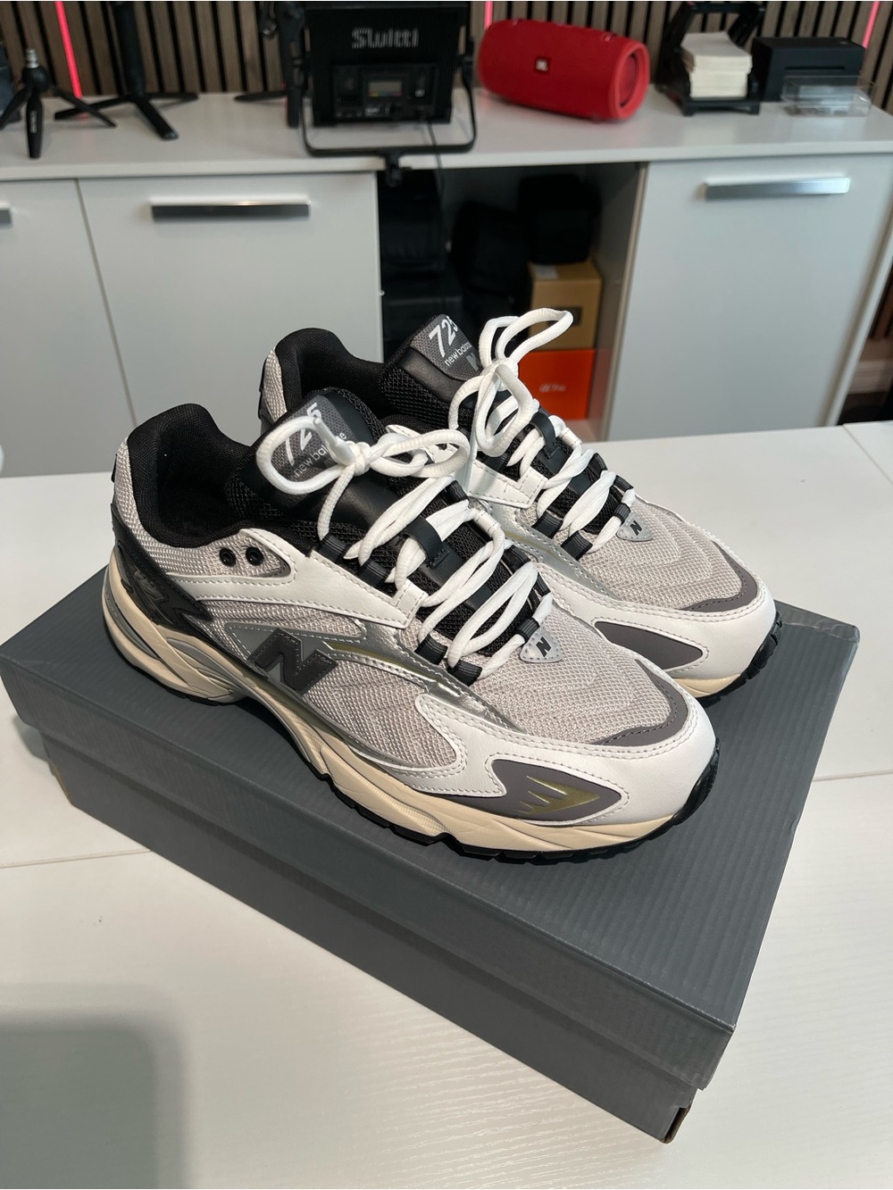 New Balance Men's 725 Sneakers